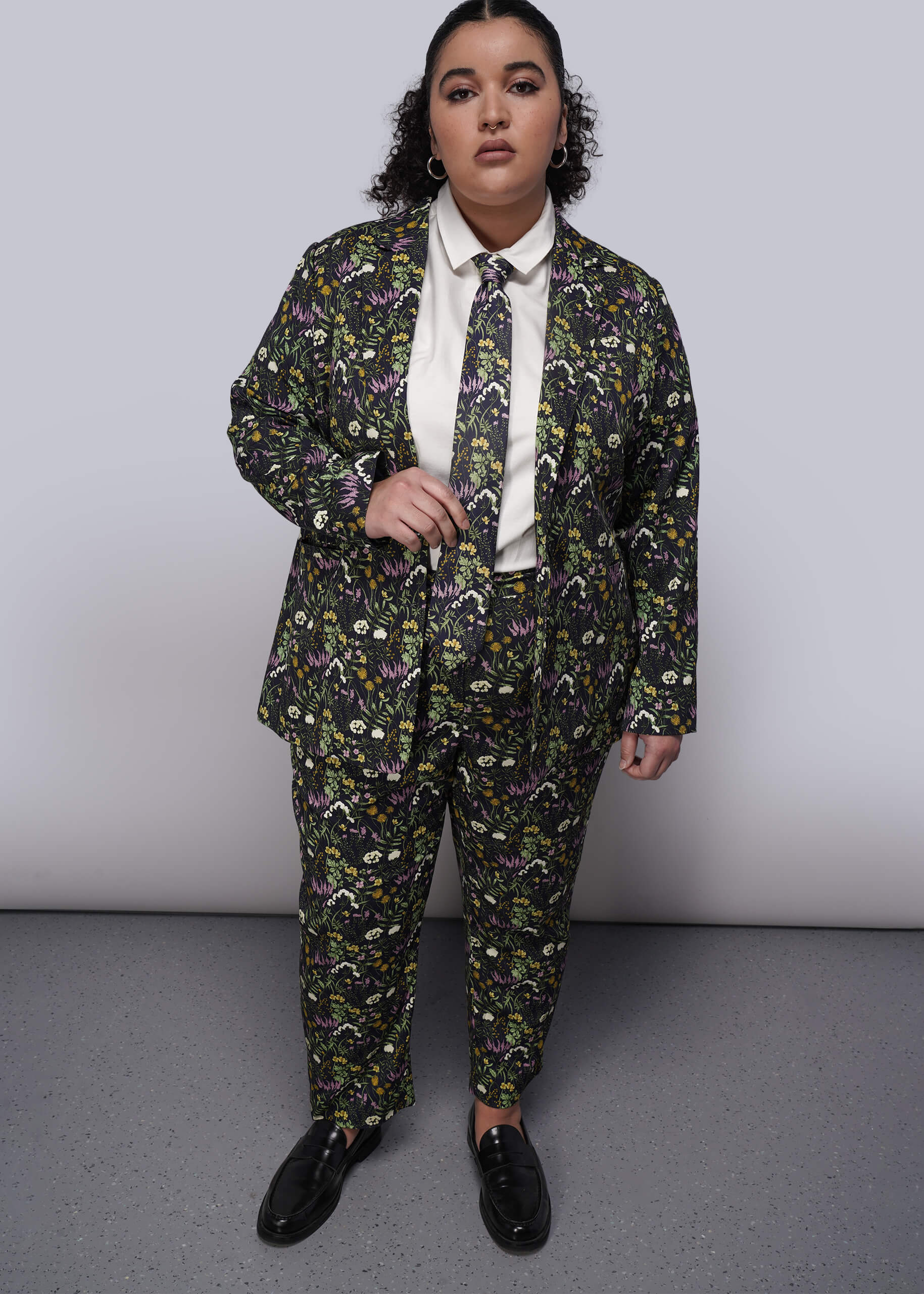 1X=Person wearing a floral suit with a plain background
