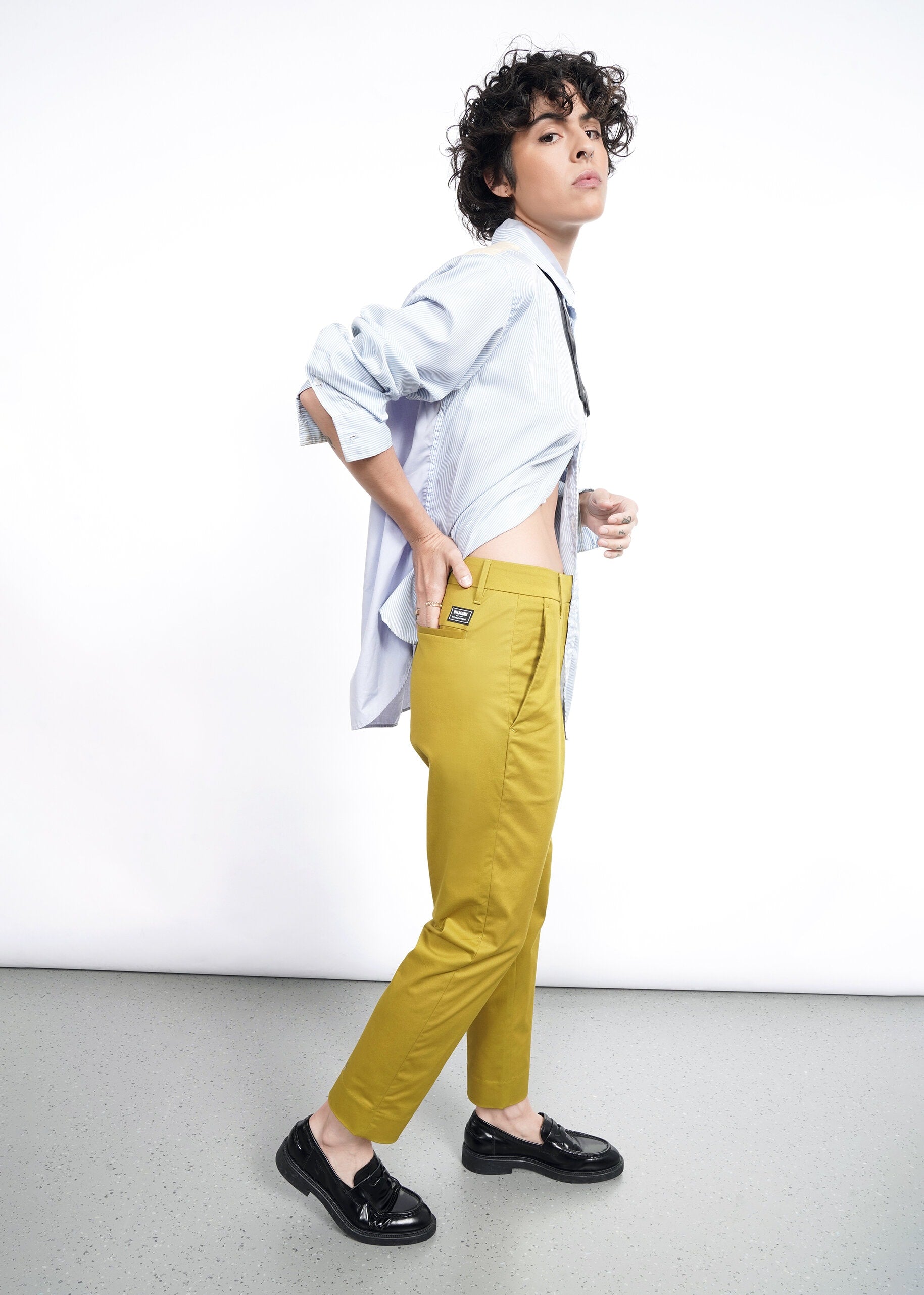 S=The Essential Slim Crop Pant in Dijon