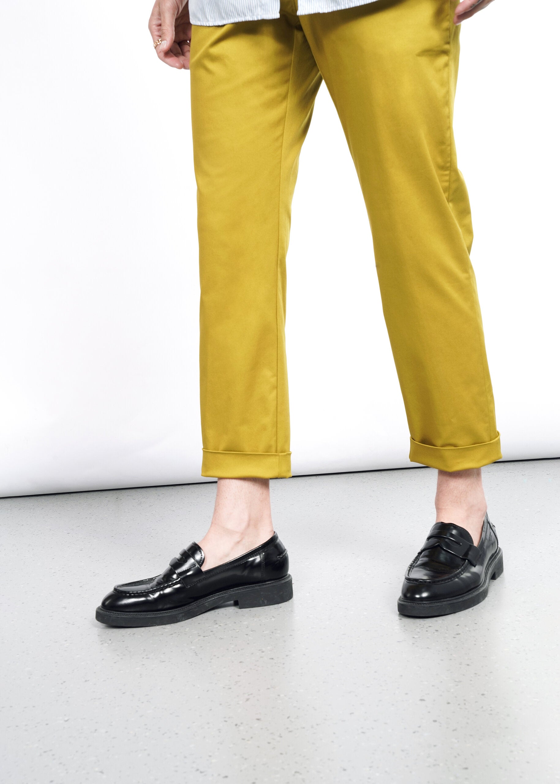 S=The Essential Slim Crop Pant in Dijon